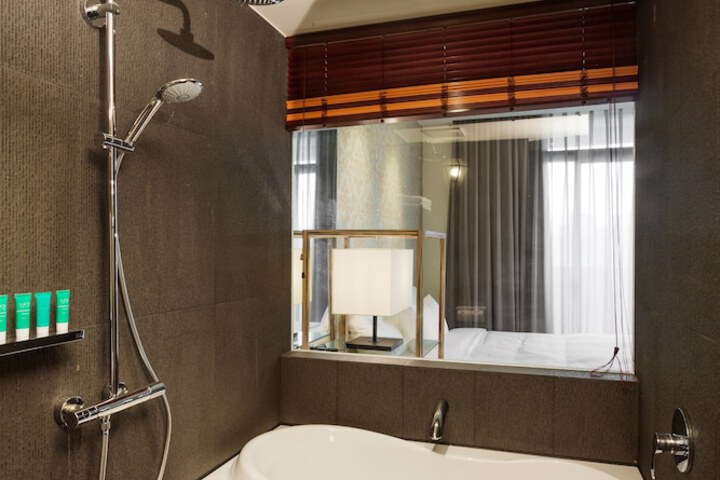 Deep soaking bathtub