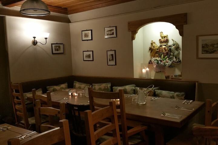 Dining 16 of 33