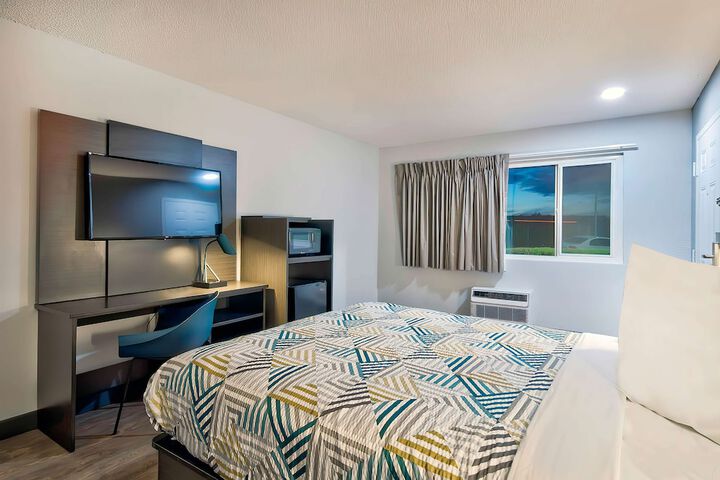 1 Queen Bed Micfridge (2 of 8)