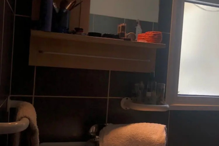 Room 10 of 28
