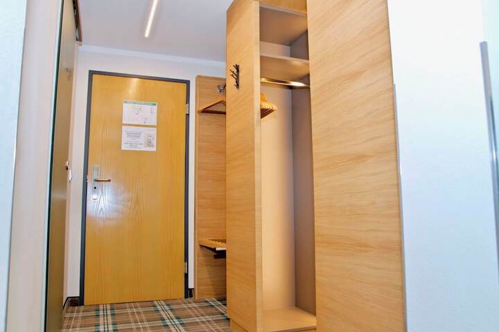 Room 9 of 32