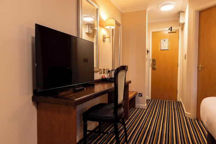 Room 9 of 27