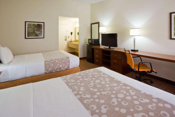 2 Double Beds (10 of 13)