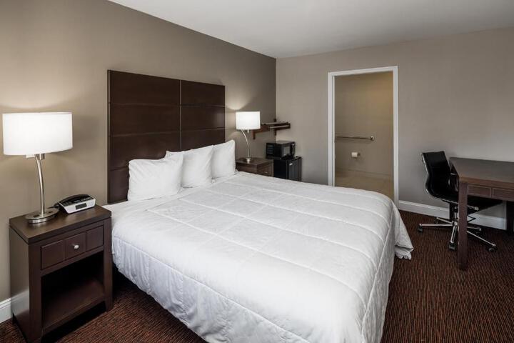 1 Queen Bed (6 of 8)