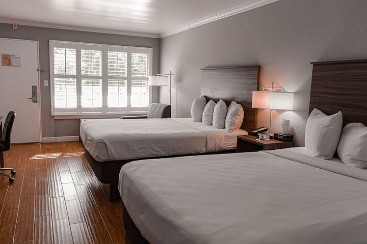 2 Queen Beds (6 of 8)