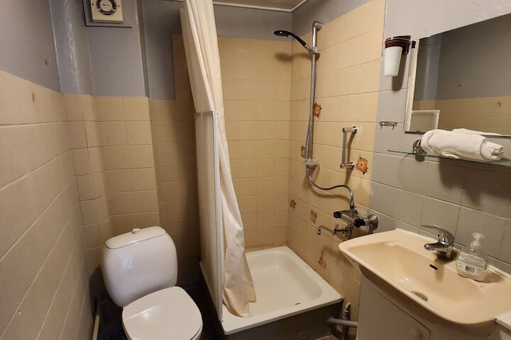 Room 8 of 18