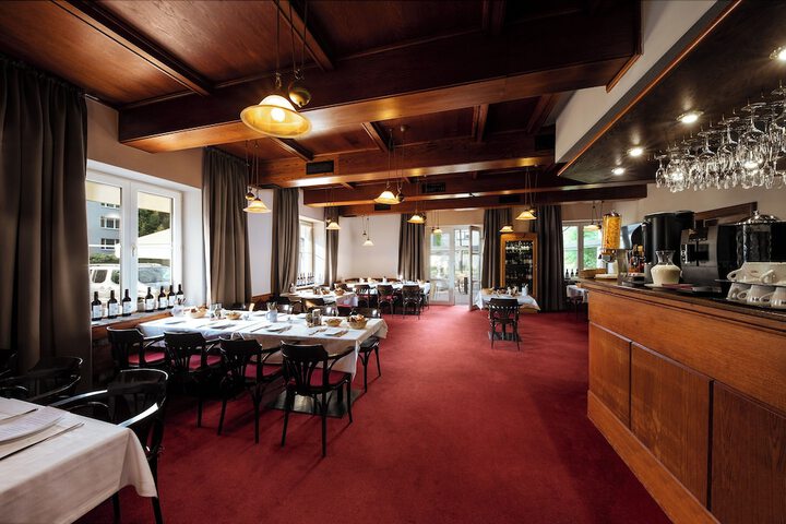 Dining 17 of 19