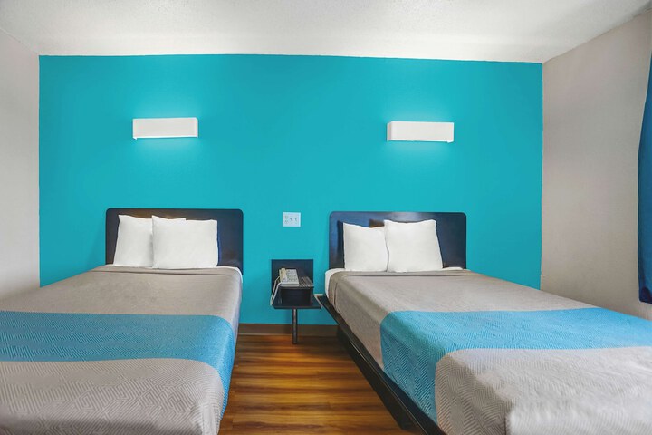 2 Double Beds (9 of 13)