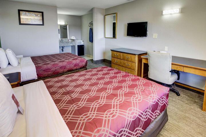 2 Double Beds (3 of 7)