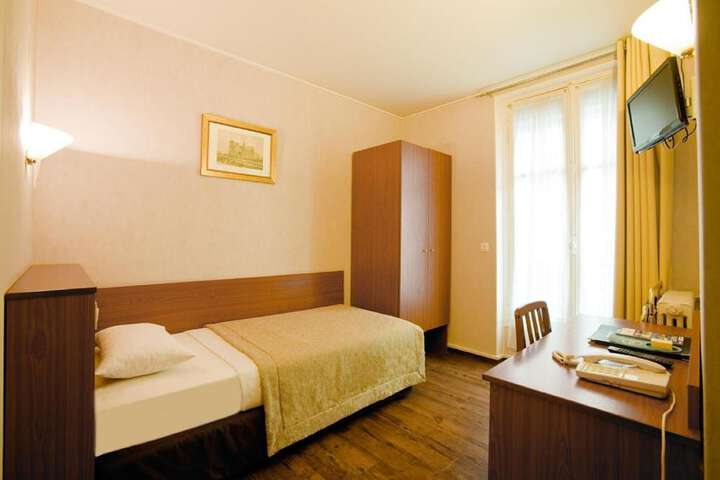 Room 15 of 33