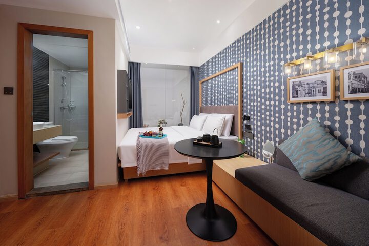 Room 4 of 60
