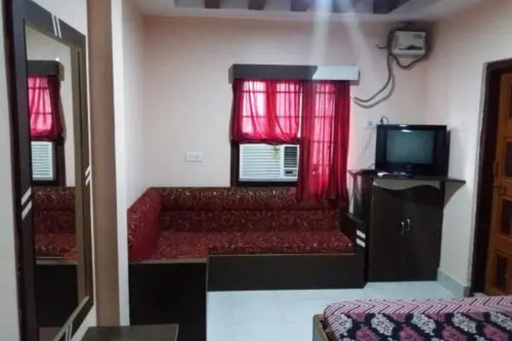 Room 4 of 8