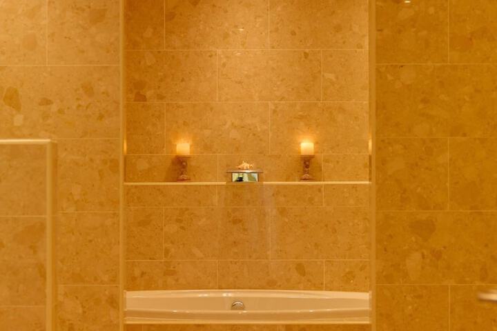Room 23 of 76