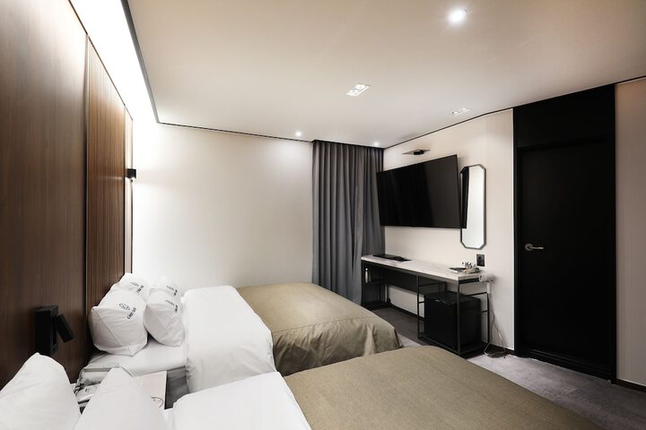 Room 7 of 74