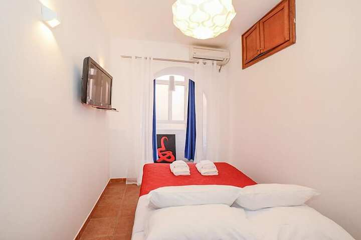 Room 8 of 18