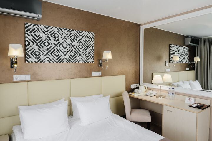 Ya - Hotel