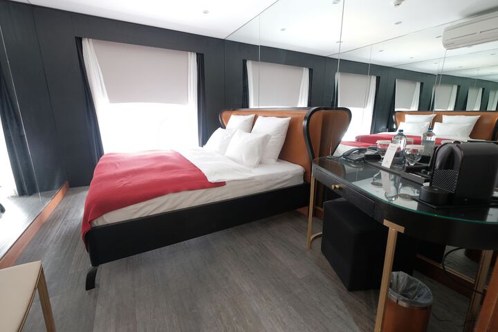 Room 8 of 60