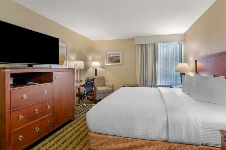 1 King Bed Microwave and Refrigerator High Speed Internet Accessible Full Breakfast (4 of 12)