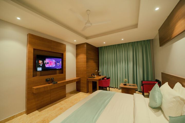 Room 8 of 12