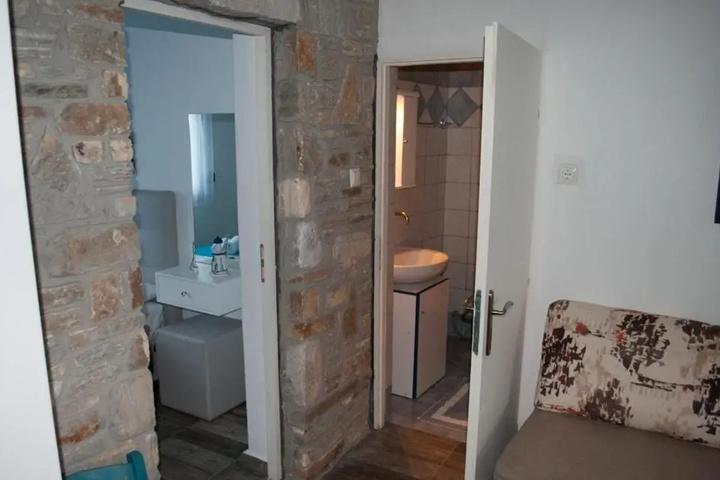 Room 8 of 18
