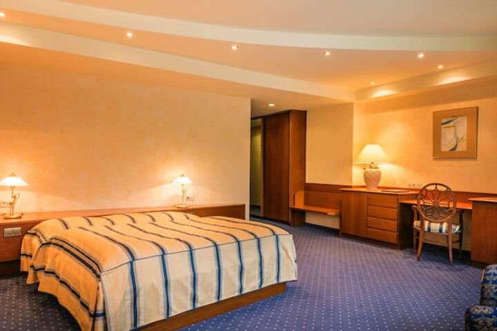 Room 18 of 37