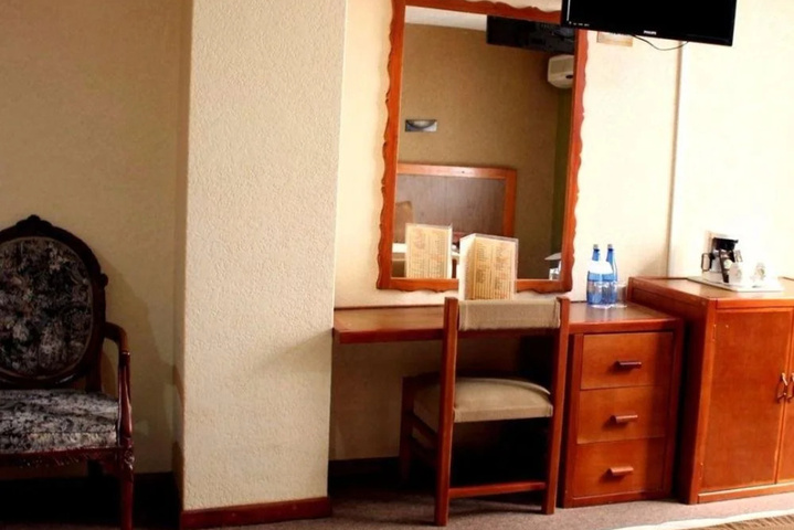 Room 4 of 12