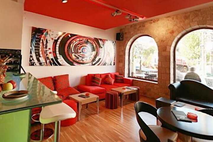 Lounge 41 of 48