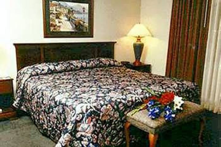 Lees Inn & Suites Muncie in Muncie, IN