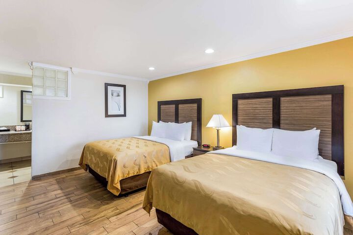 2 Queen Beds (16 of 27)