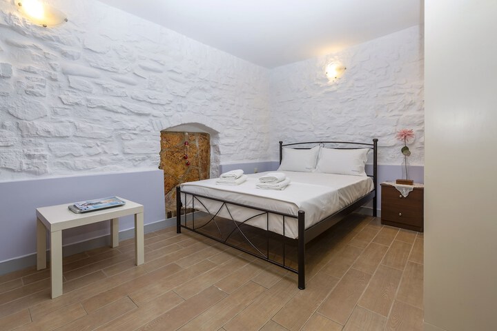 Room 4 of 18
