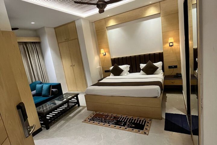 Room 52 of 136