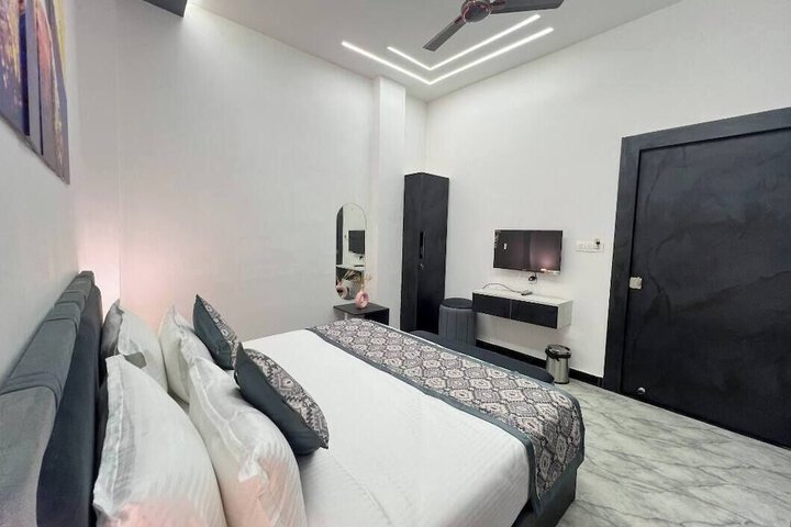 Room 9 of 14