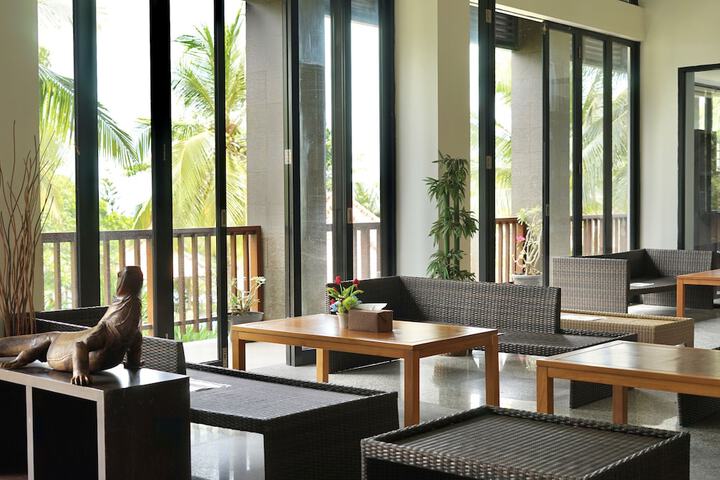 Entrance & Lobby