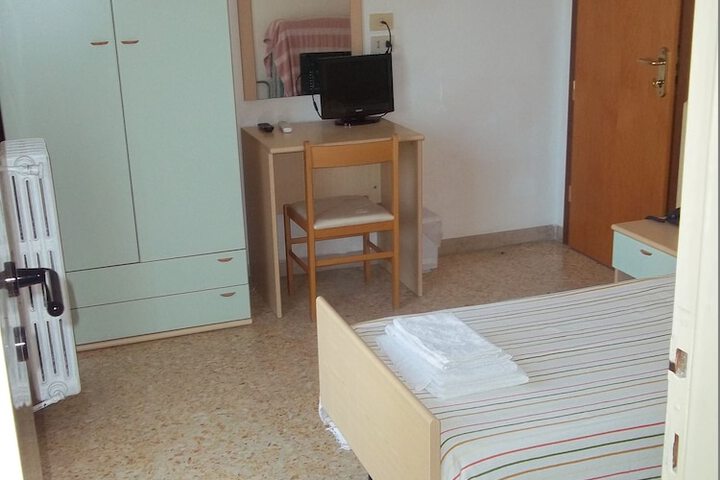 Room 12 of 125