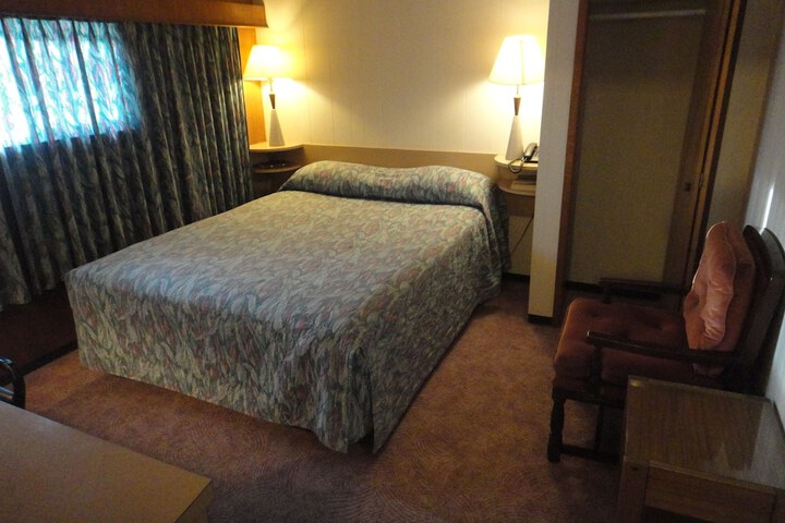 Room 2 of 33