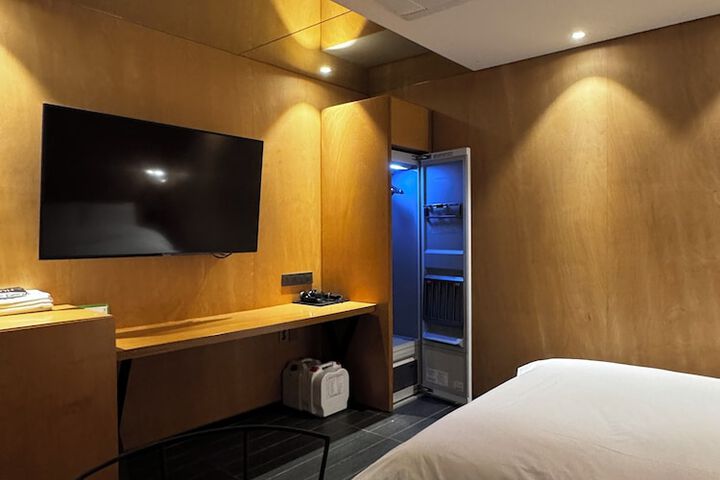 Room 10 of 34