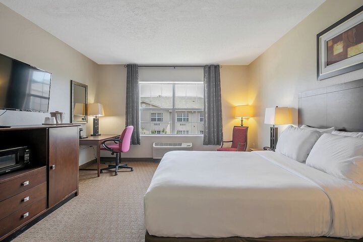 1 Queen Bed Accessible (6 of 6)