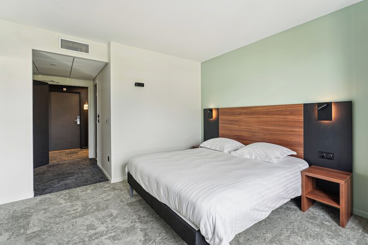 Room 5 of 28