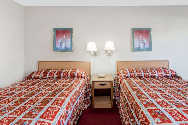 2 Double Beds (7 of 10)