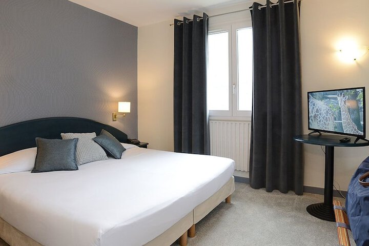 Room 11 of 32