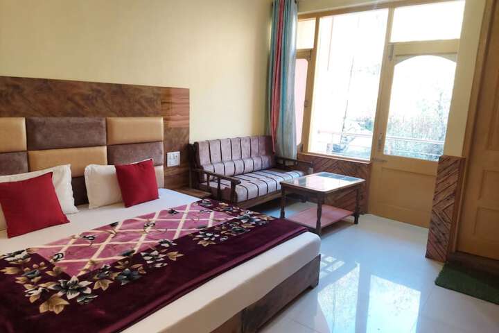 Room 4 of 8