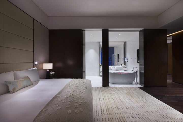 Room 6 of 80