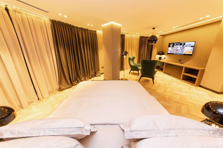 Room 12 of 77