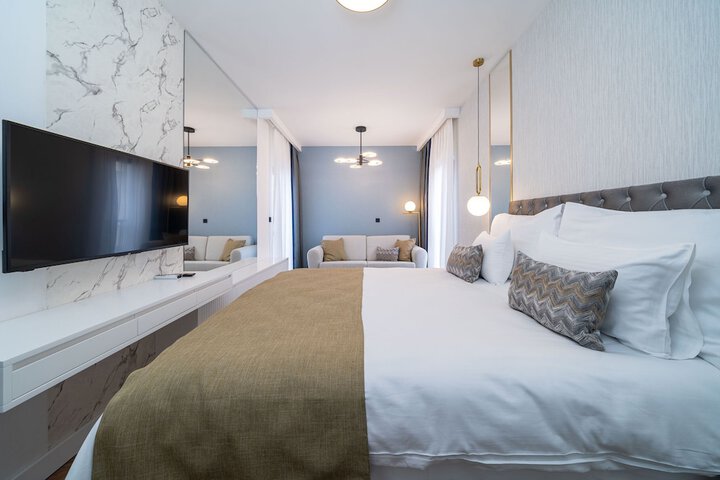 Room 16 of 168