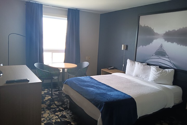 1 Queen Bed Accessible Room (32 of 32)