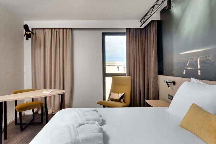 Room 6 of 150