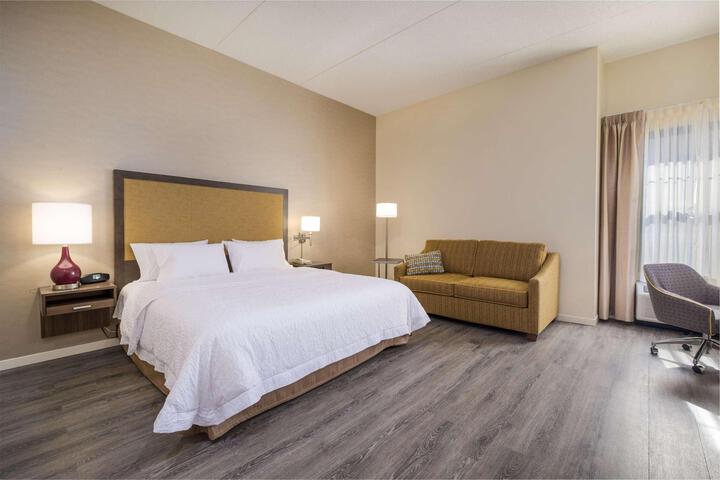 1 King Bed Study with Sofa Bed (3 of 21)