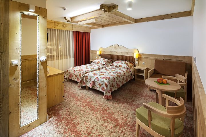Room 8 of 90
