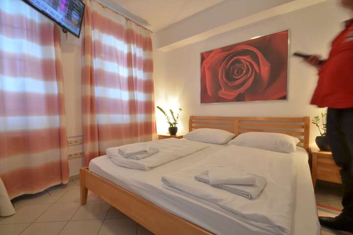 Room 3 of 133
