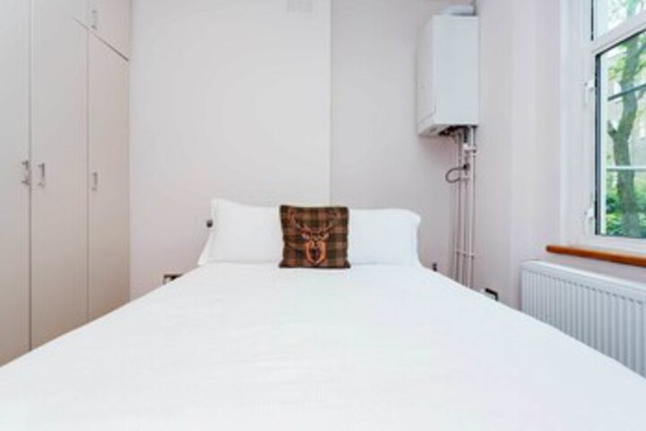 Room 9 of 11